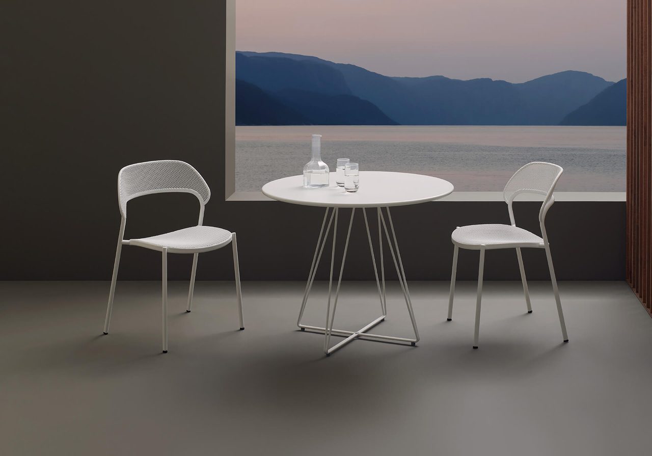 outdoor dining table
