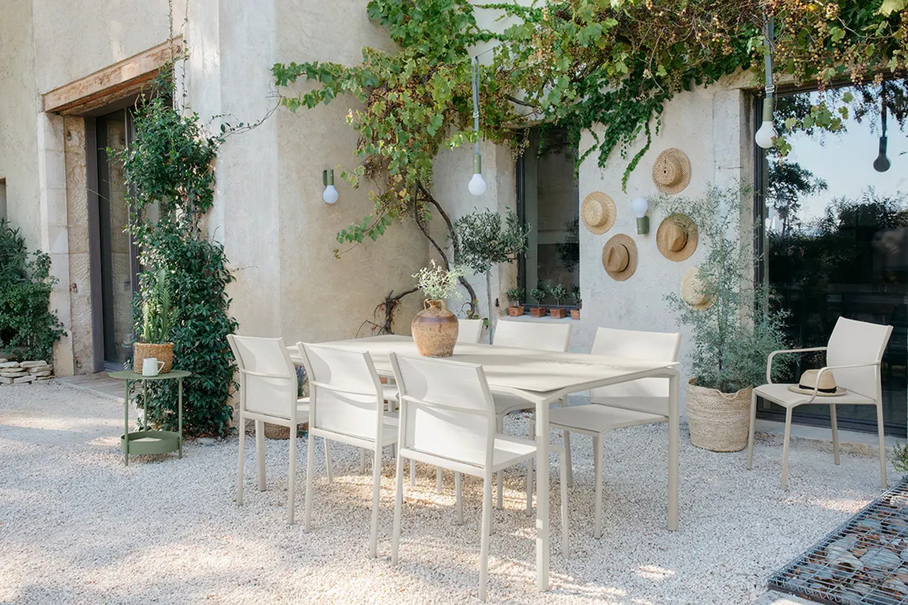 outdoor dining table