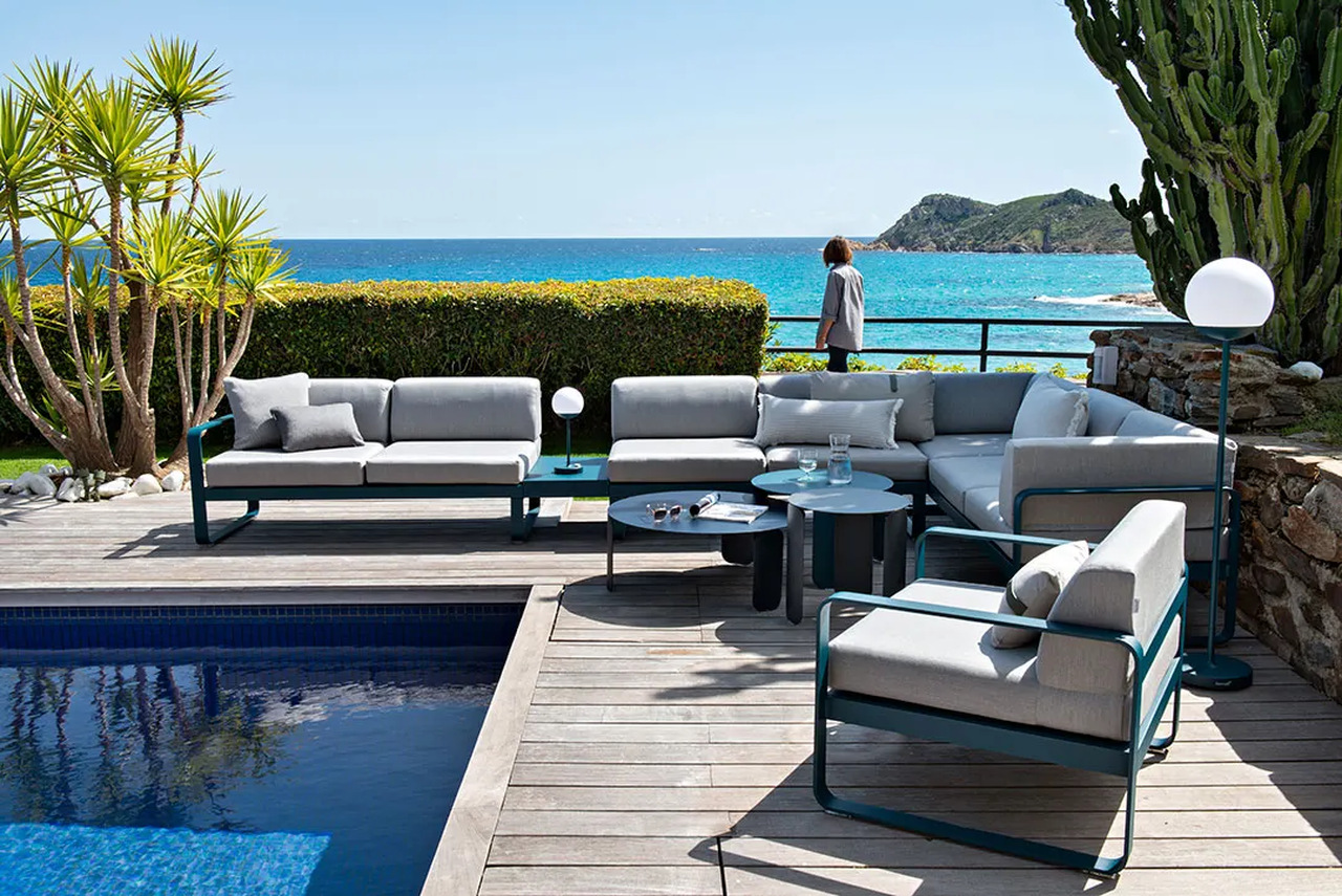 outdoor lounge