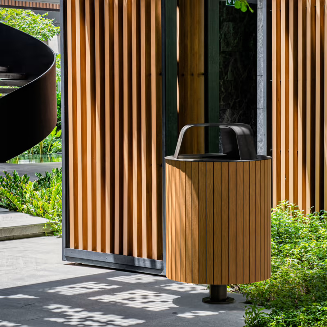 outdoor trashcan 3