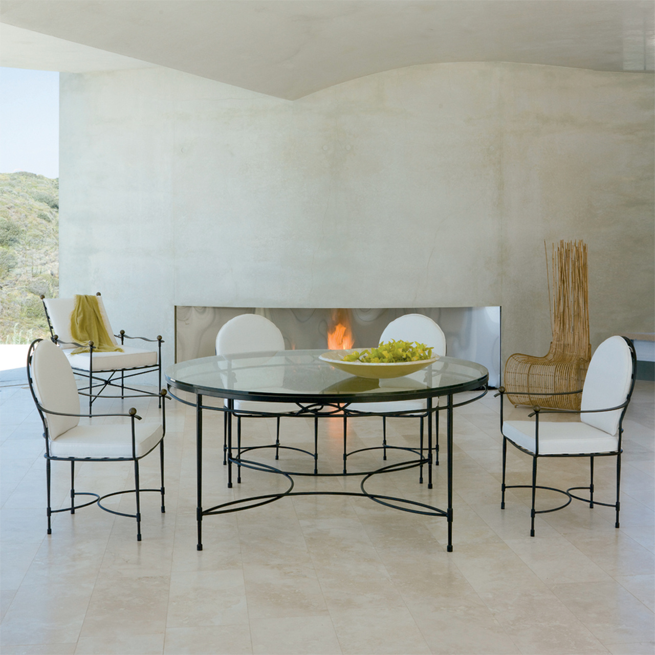 round dining table