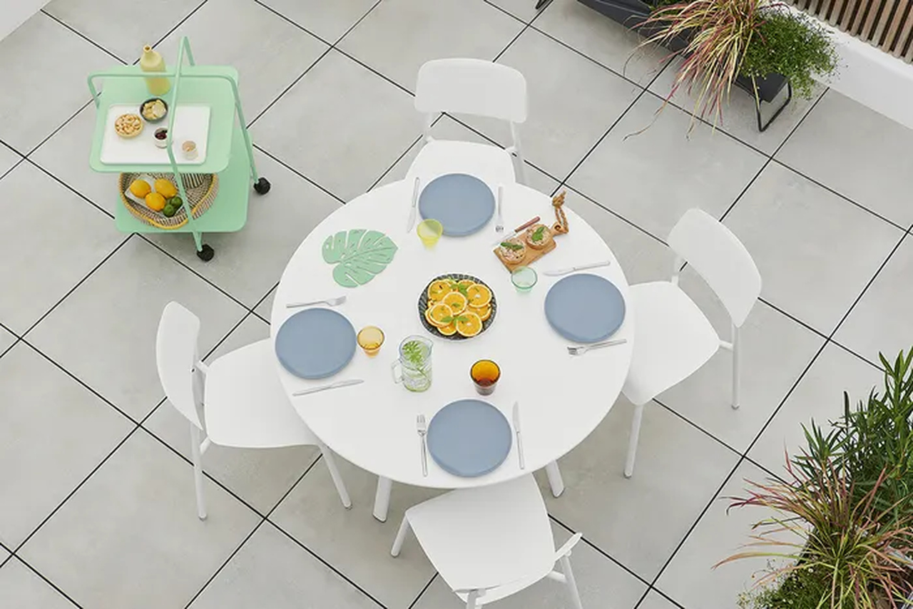 round dining table